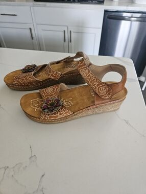 L'Artiste Spring Step Camel Brown Leather Sandals with Floral Appliques New